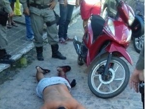Indivíduo vai a bar, atira na própria perna, sai de moto e é socorrido pelo Samu