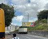 Caminhão colide com poste e deixa trecho da Avenida Leste-Oeste com trânsito lento