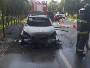 Veículo incendia e trânsito é interrompido na AL-215