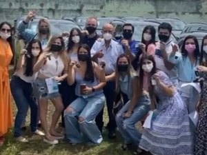 Prefeito de Bom Jesus de Goiás bomba na web ao presentear 15 netos com carros de luxo