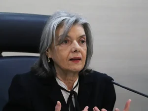 Cármen Lucia toma posse na presidência do TSE