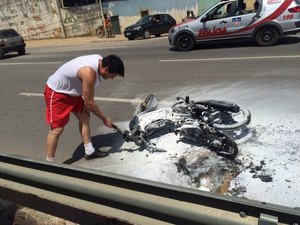 Moto cinquentinha pega fogo na Avendida José Alexandre