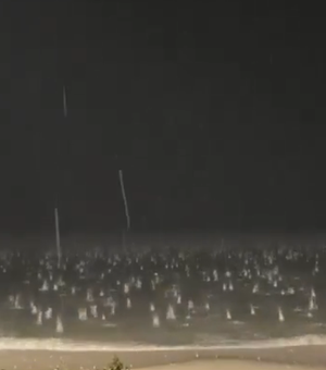 [Vídeo] Imagens mostram mar 'fervilhando' com queda de granizo em Florianópolis
