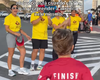 Mãe emociona ao incentivar filho durante corrida kid