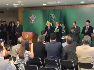 Bolsonaro assina decreto que flexibiliza a posse de armas no Brasil