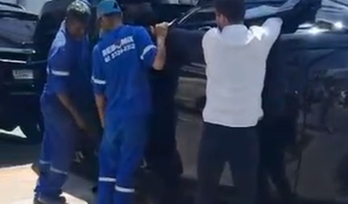 Colisão entre carro e moto deixa dois feridos e veículo capotado em Cruz das Almas