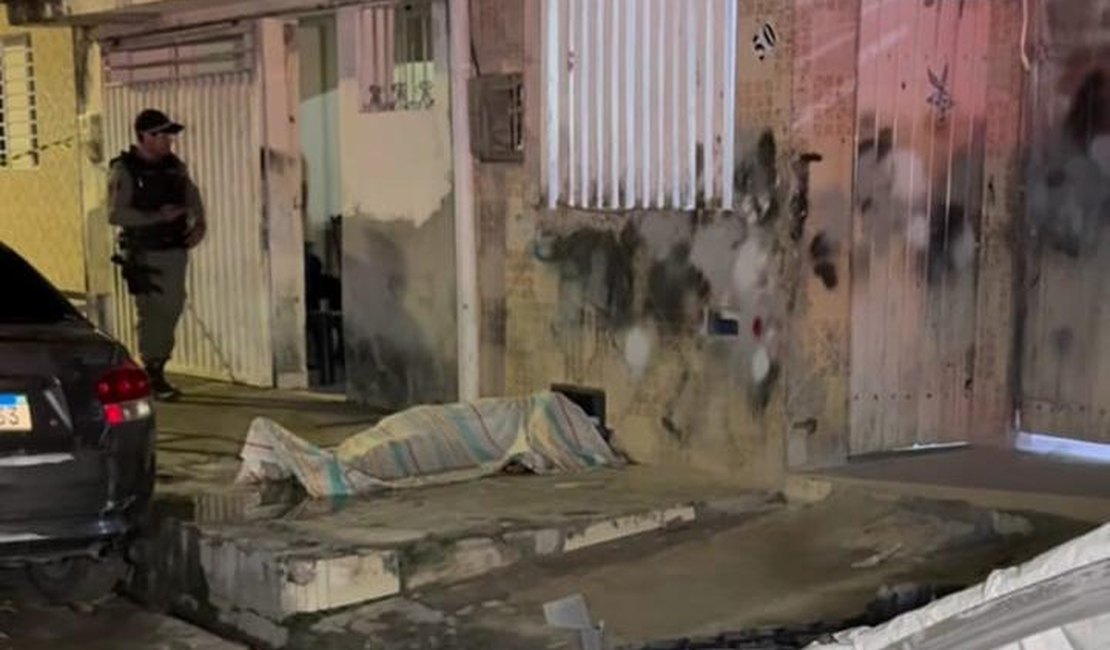 Jovem é assassinado ao chegar à casa da sogra no Tabuleiro, em Maceió
