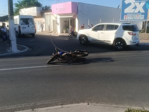 [Vídeo] Fio de alta tensão cai e atinge motocicleta na avenida Ceci Cunha, em Arapiraca