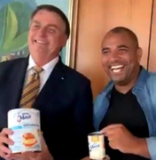 Bolsonaro recebe lata gigante de leite condensado de youtuber bolsonarista