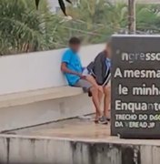 [Vídeo] Casal é flagrado fazendo sexo no Memorial da Mulher em Arapiraca