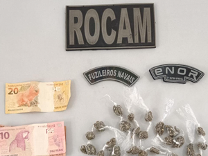 PM apreende drogas após suspeito jogar sacola em rua próxima ao Mercado Público de Arapiraca