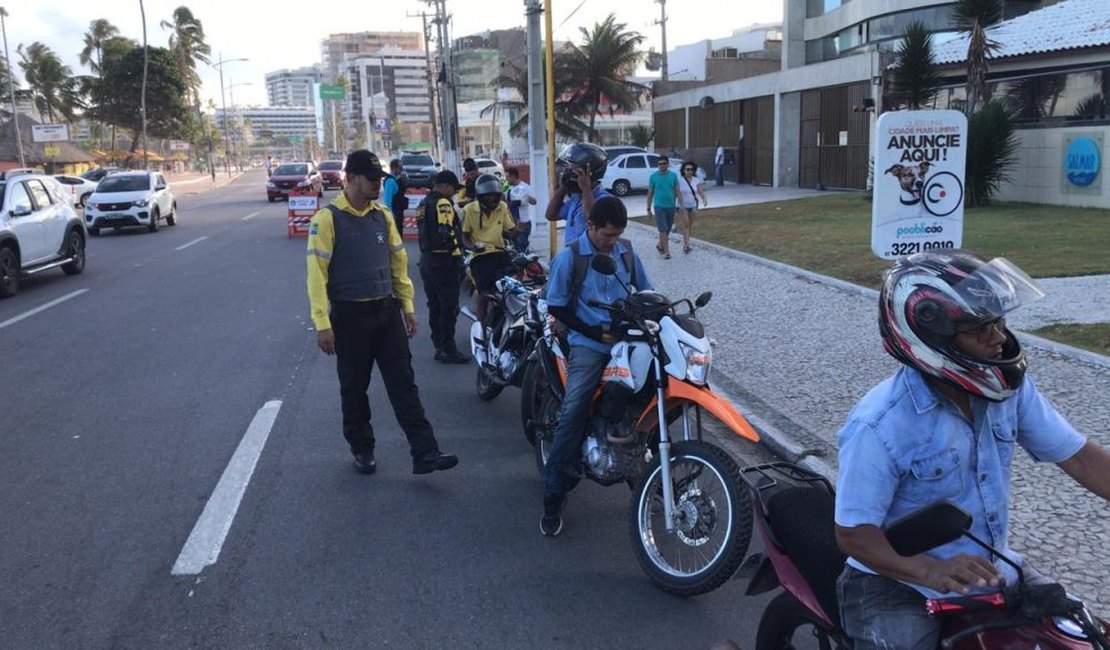 Operação da SMTT remove veículos irregulares na orla de Maceió