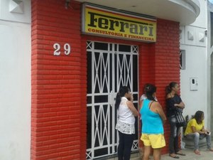 Clientes acusam Financeira de golpe e ameaçam quebrar a porta da empresa