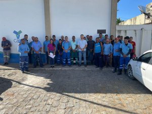 Casal realiza mutirão para retirada de vazamentos de água em Arapiraca