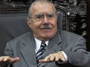 Oposição tenta colar imagem de Sarney em Renan