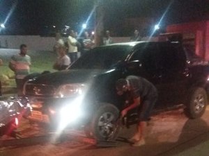 Motorista fura bloqueio mas é perseguido e preso com munição no veículo