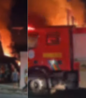 [Vídeo] Incêndio atinge casa e provoca fogo alto, em Maceió