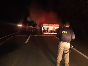 Pneu estoura e caminhão incendia na BR 101, em São Sebastião