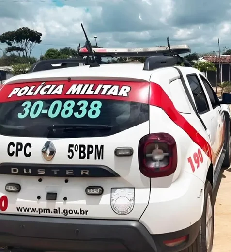 Homem é baleado por dupla armada após abrir porta de casa em Maceió