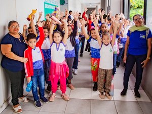 Alunos de escola municipal conhecem o centro administrativo ao lado do prefeito Luciano