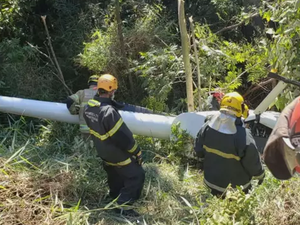 Helicóptero cai em Belo Horizonte, e tripulantes saem andando da aeronave