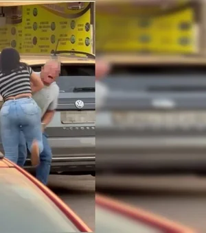 Furiosa com traição, mulher dá “coça” em policial penal armado na rua