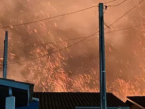 Canaviais pegam fogo próximo a condomínio no bairro da Cidade Universitária