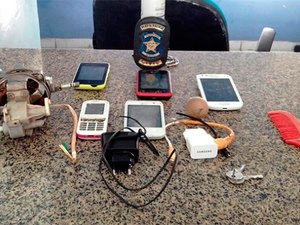 Em revista polícia encontra celulares escondidos em colchões de detentos