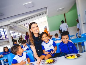 Marina Cândia anuncia oferta de mais de 37 milhões de refeições na rede municipal de ensino