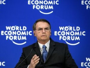 Família Bolsonaro “comemora” saída de Jean Wyllys do Brasil