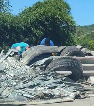 Carreta carregada com pneus tomba e tem carga saqueada no Pilar