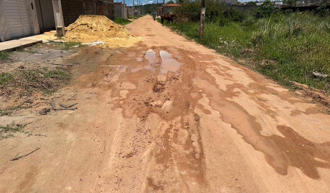 [Vídeo] Obra de pavimentação inacabada provoca transtornos em Marechal Deodoro