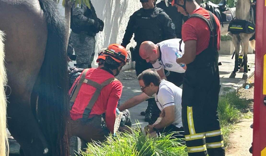 Policial militar cai de cavalo antes da final do Alagoano e é atendido por médico do ASA