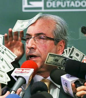 Jovem que jogou 'dólar' em Cunha tem ação suspensa