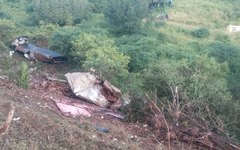 Motorista de caminhão morre após capotamento na Serra das Pias