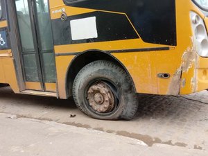 Peça se desprende de ônibus escolar e mata servidora pública 