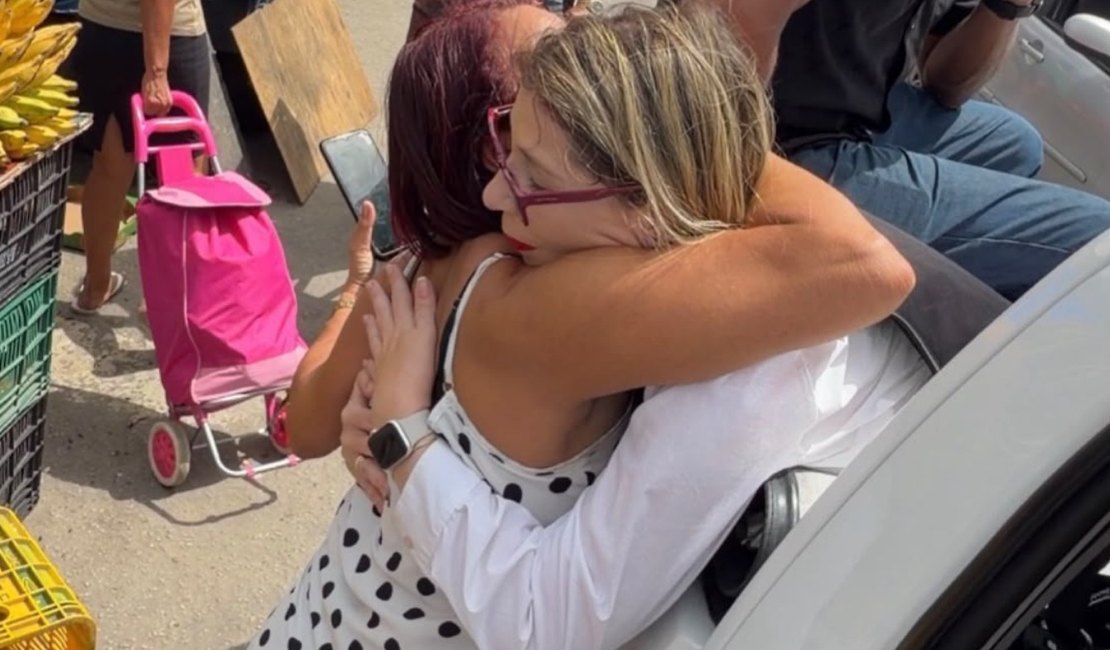 Júlia Nunes leva campanha às ruas de Satuba e Messias