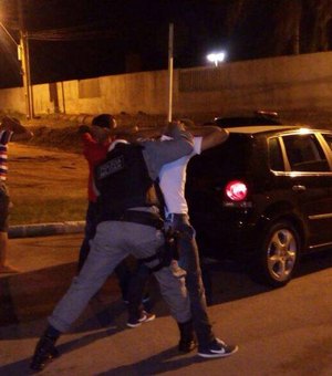 Embriagado, motorista é detido após colidir com moto em Maceió