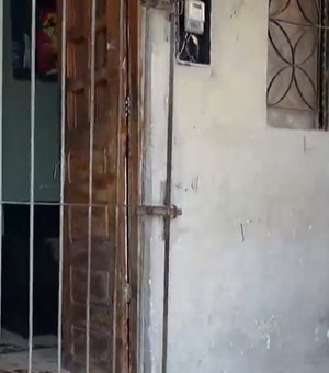 Relatos apontam madrugada de tiro e cena de desespero em casa onde adolescente foi encontrada morta