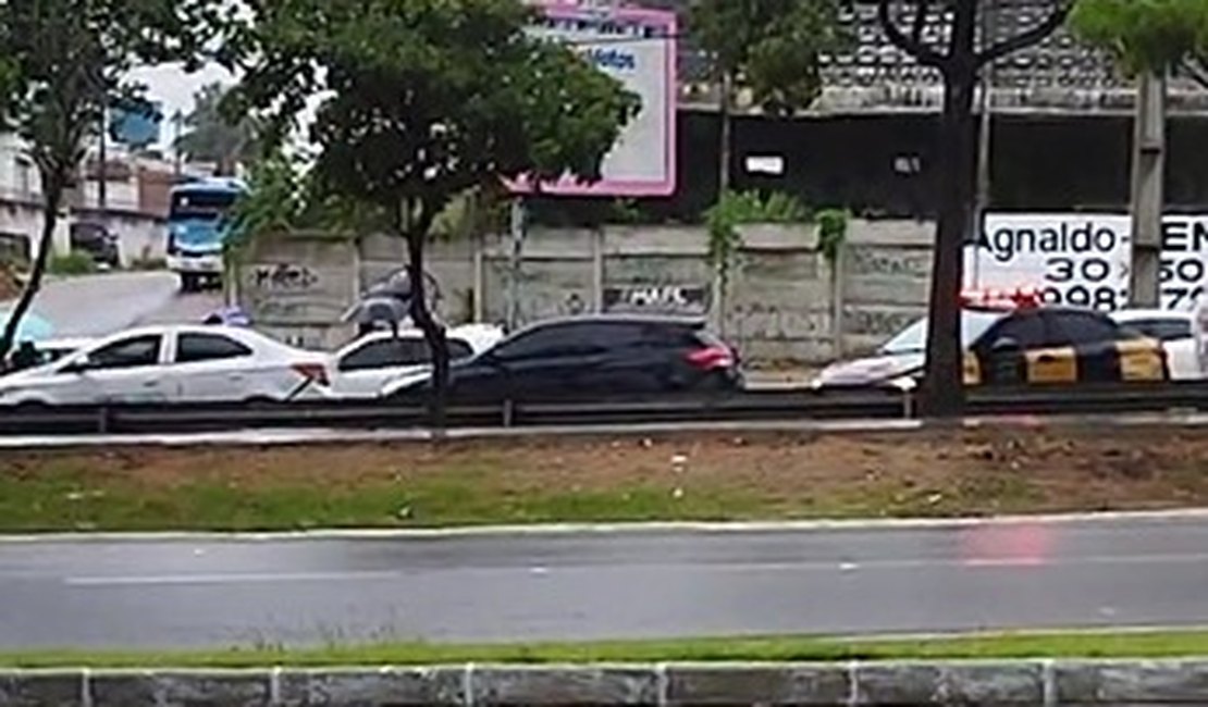 [Vídeo] Motorista sofre infarto, morre e carro colide na Av. Durval de Góes Monteiro