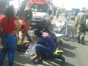 Mulher freia bruscamente a moto e derrapa na Avenida José Alexandre