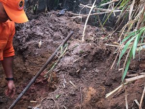 Barreira desaba e deixa mulher soterrada no Bebedouro, em Maceió