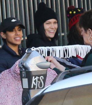 Jessie J passa o Natal ajudando a alimentar moradores de rua nos EUA