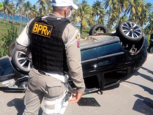 Carro capota e polícia encontra drogas no interior do veículo na AL-101 Sul