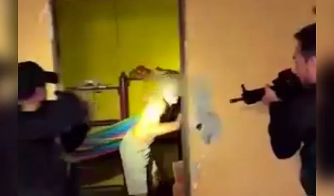 Traficante leva susto ao ser flagrado pela polícia vendendo drogas
