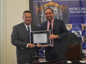 Secretário de Segurança recebe a Comenda Policial Civil Anderson de Lima Silva
