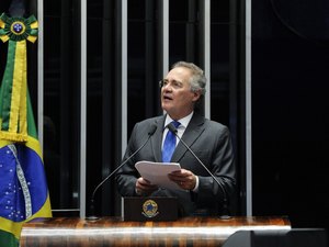 Temer conseguirá a proeza de ser refundador do caos, diz Renan