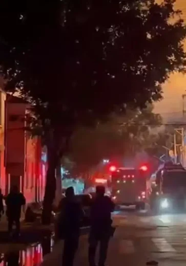 Incêndio de grandes proporções atinge fábrica no Brás, em São Paulo