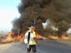 Rodovia BR-101 permanece interditada por indígenas que protestam contra a PEC 241