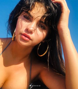 Selena Gomez compartilha fotos raras de biquíni com fãs nas redes sociais